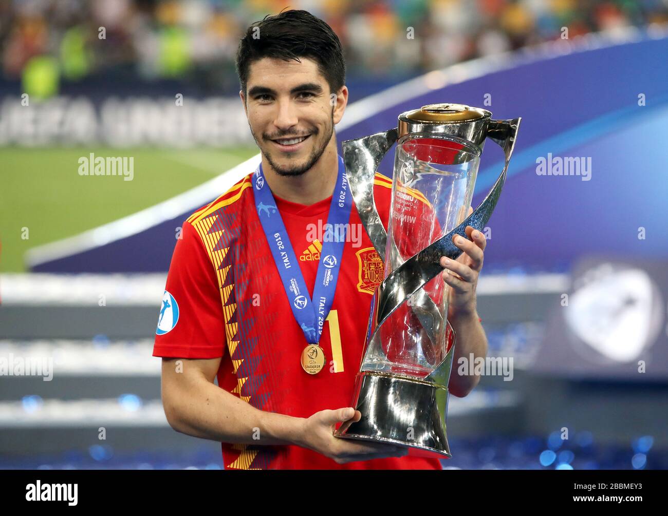 Espagne Carlos Soler de 21 ans célèbre avec le trophée après avoir remporté la finale du championnat européen des moins de 21 ans de l'UEFA Banque D'Images