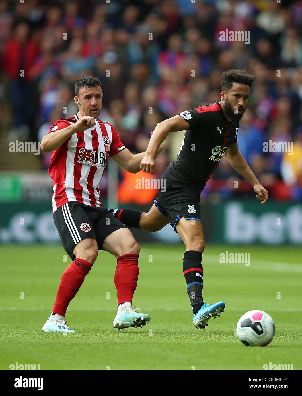 Enda Stevens (à gauche) de Sheffield United et Andros Townsend de Crystal Palace se battent pour le bal Banque D'Images