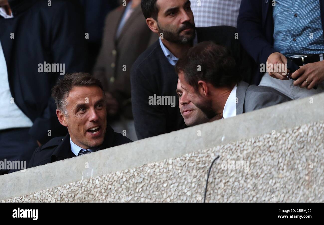 L'entraîneur-chef d'Angleterre pour femmes Phil Neville (à gauche) et la Manager d'Angleterre Gareth Southgate (à droite) dans les stands Banque D'Images