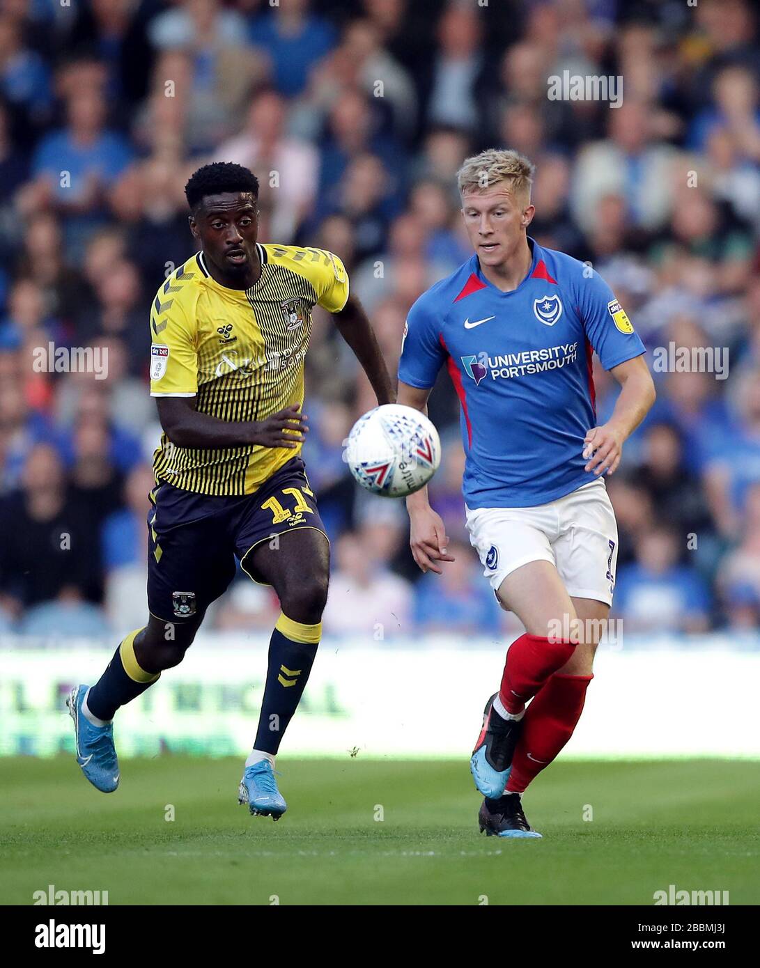 La ville de Coventry Jordy Hiwula (à gauche) et la bataille de Ross McCrorie de Portsmouth pour le ballon Banque D'Images