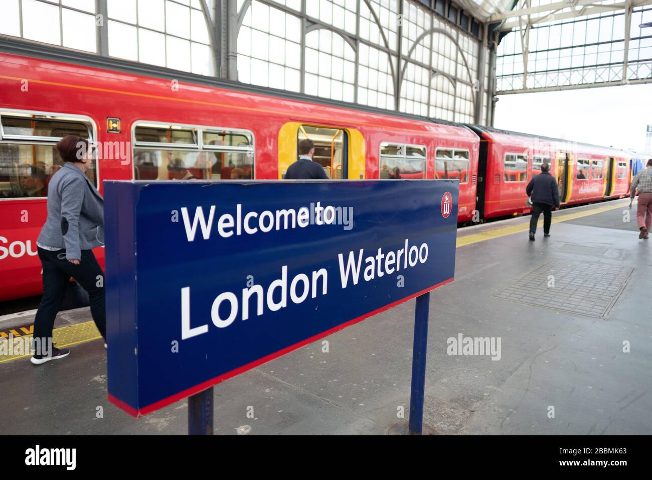 Gare de London Waterloo - trains du sud-ouest Banque D'Images