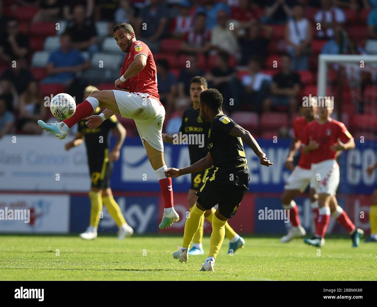 Rico Henry de Brentford (à droite) et le Tomer Hemed de Charlton Athletic combattent pour le ballon Banque D'Images