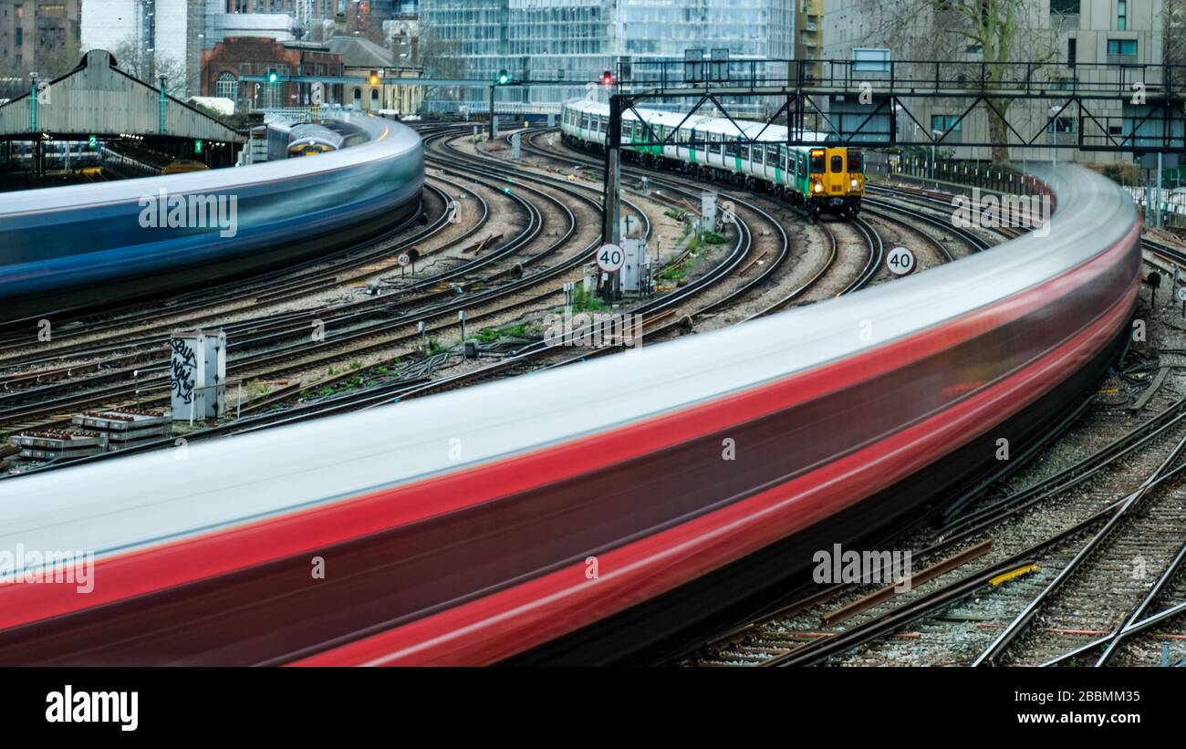 Mouvement trains flous sur les voies ferrées Banque D'Images