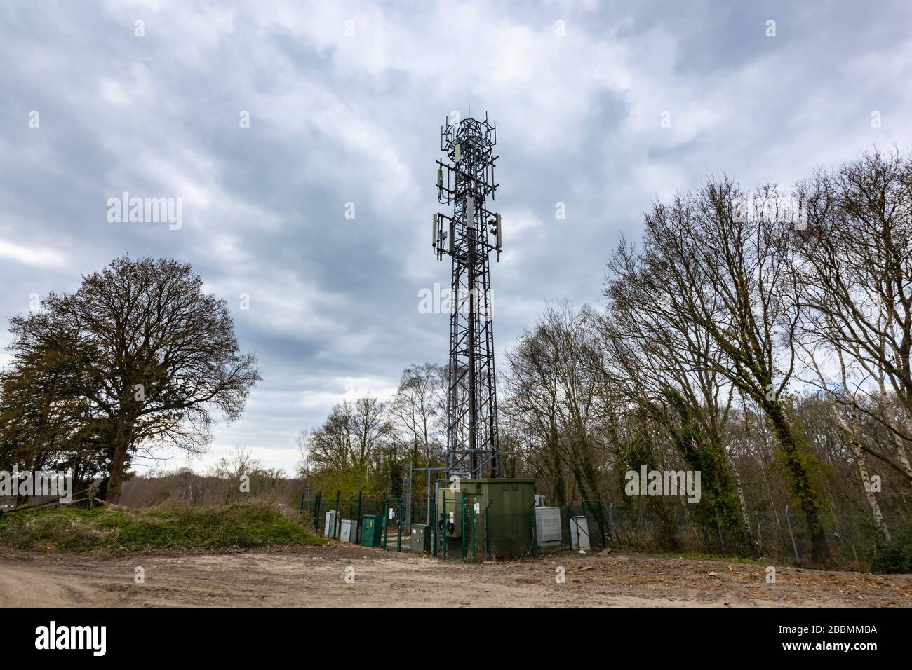 Tour de télécommunications en treillis d'acier de grande taille faisant partie du réseau mobile de transmission de télécommunications, Woking, Surrey, sud-est de l'Angleterre Banque D'Images