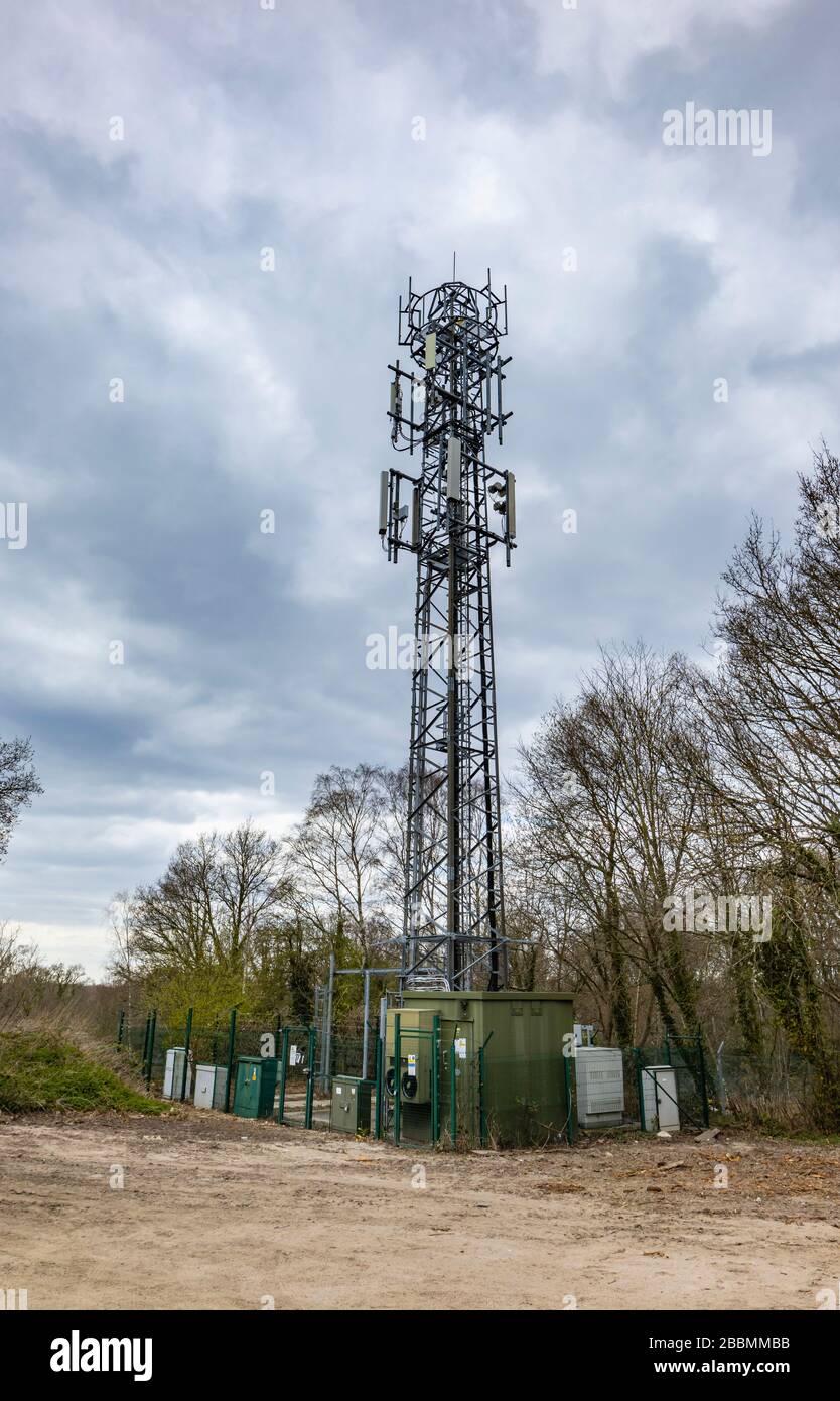 Tour de télécommunications en treillis d'acier de grande taille faisant partie du réseau mobile de transmission de télécommunications, Woking, Surrey, sud-est de l'Angleterre Banque D'Images
