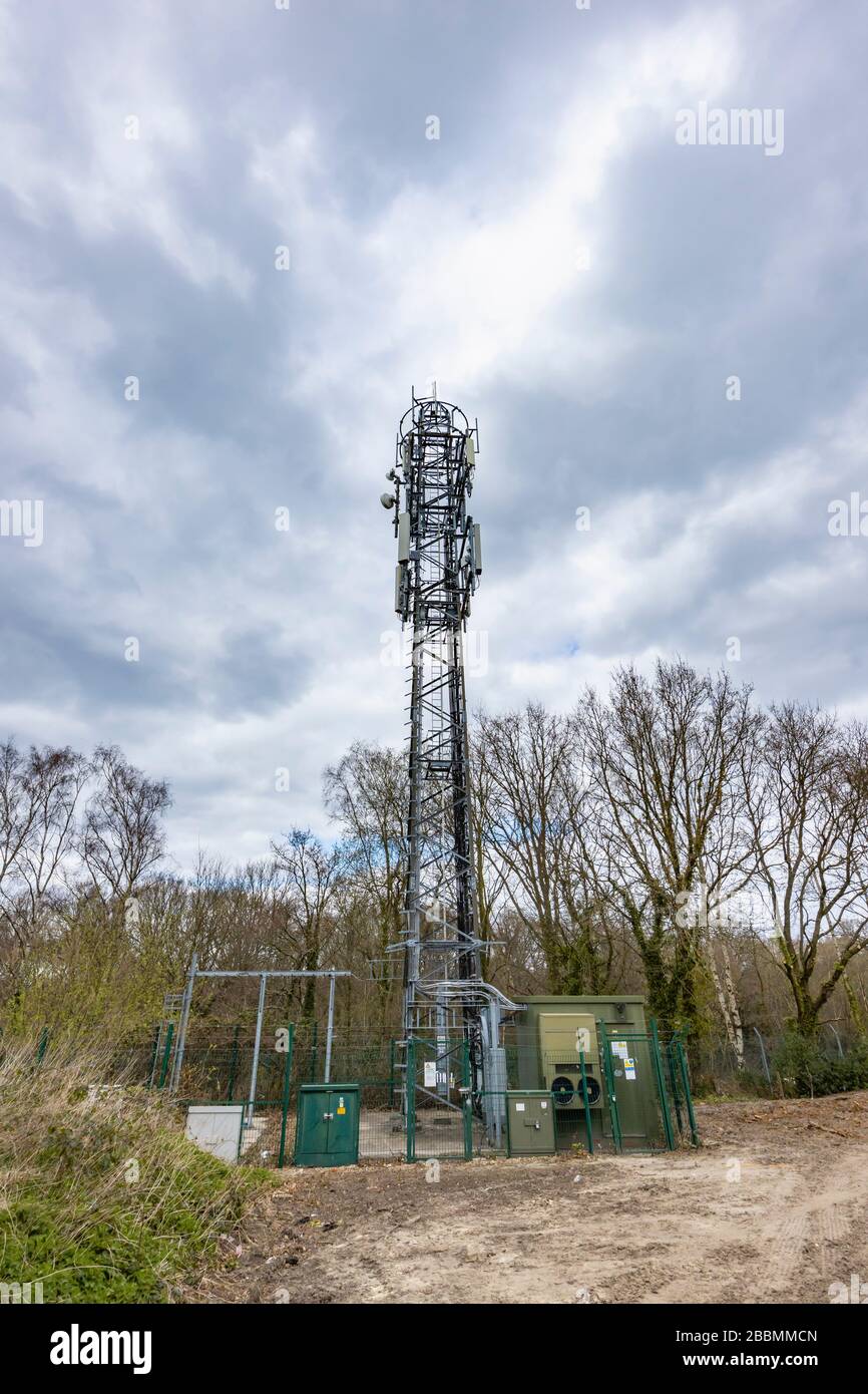 Tour de télécommunications en treillis d'acier de grande taille faisant partie du réseau mobile de transmission de télécommunications, Woking, Surrey, sud-est de l'Angleterre Banque D'Images