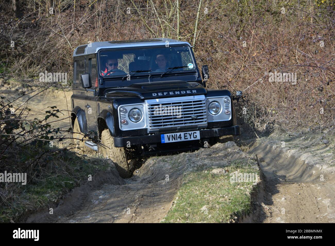 Land rover defender 2015 Banque de photographies et d’images à haute ...