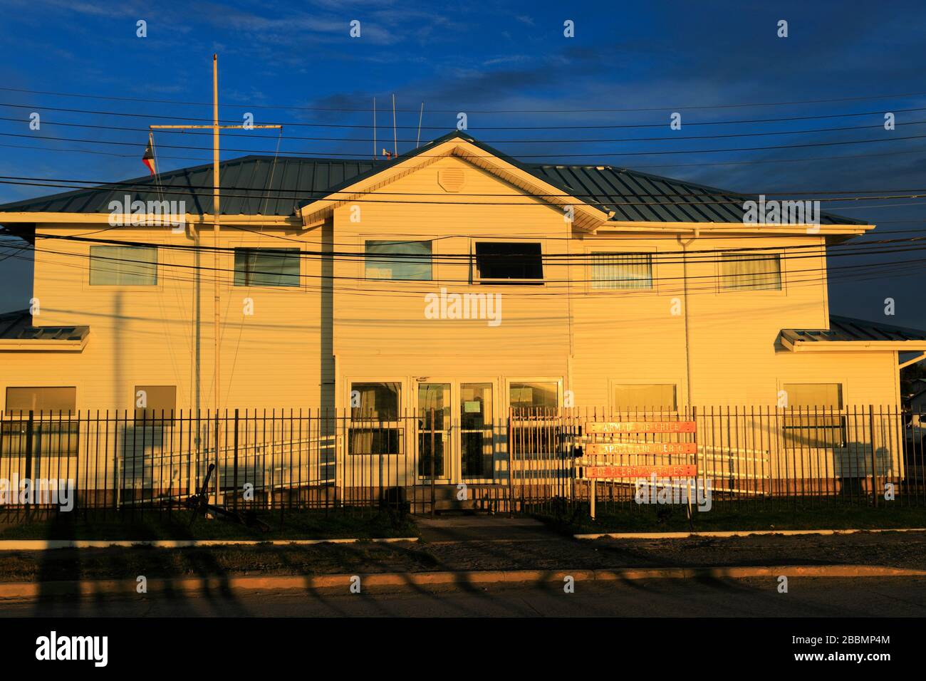 Le bâtiment Port Captaincy, promenade en bord de mer, ville de Puerto Natales, Patagonie, Chili, Amérique du Sud Banque D'Images