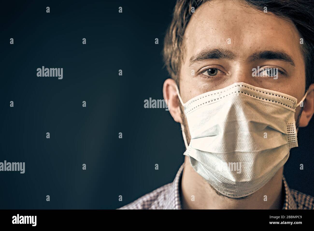 Homme dans le masque. Corona virus mains hygiène coronavirus propagation pandémie prévention en-tête. Banque D'Images