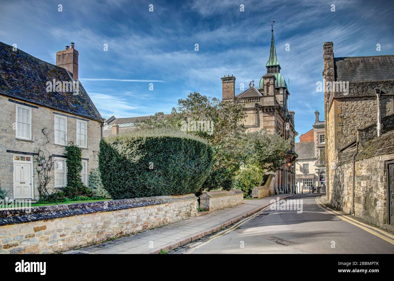 Le presbytère, Moat Lane, avec l'hôtel de ville et Chantry House, Towcester, Northamptonshire, Angleterre Banque D'Images