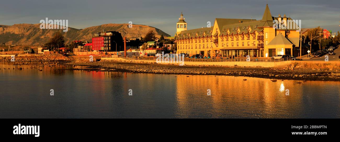 Coucher de soleil sur l'Hôtel Costaustralis, promenade du front de mer, ville de Puerto Natales, Patagonia, Chili, Amérique du Sud Banque D'Images