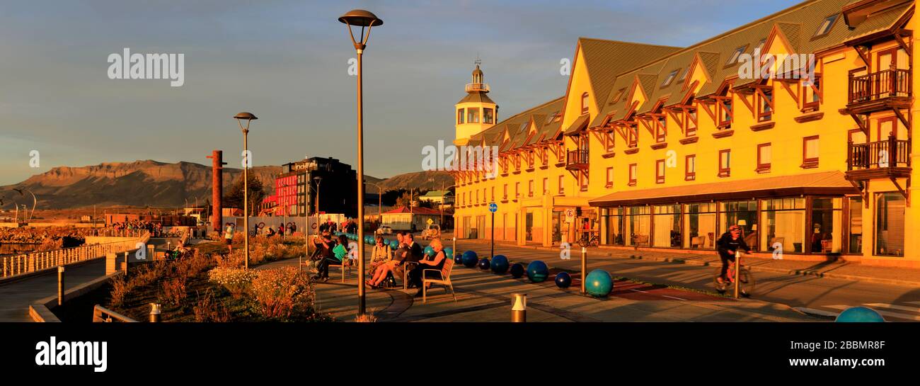 Coucher de soleil sur l'Hôtel Costaustralis, promenade du front de mer, ville de Puerto Natales, Patagonia, Chili, Amérique du Sud Banque D'Images