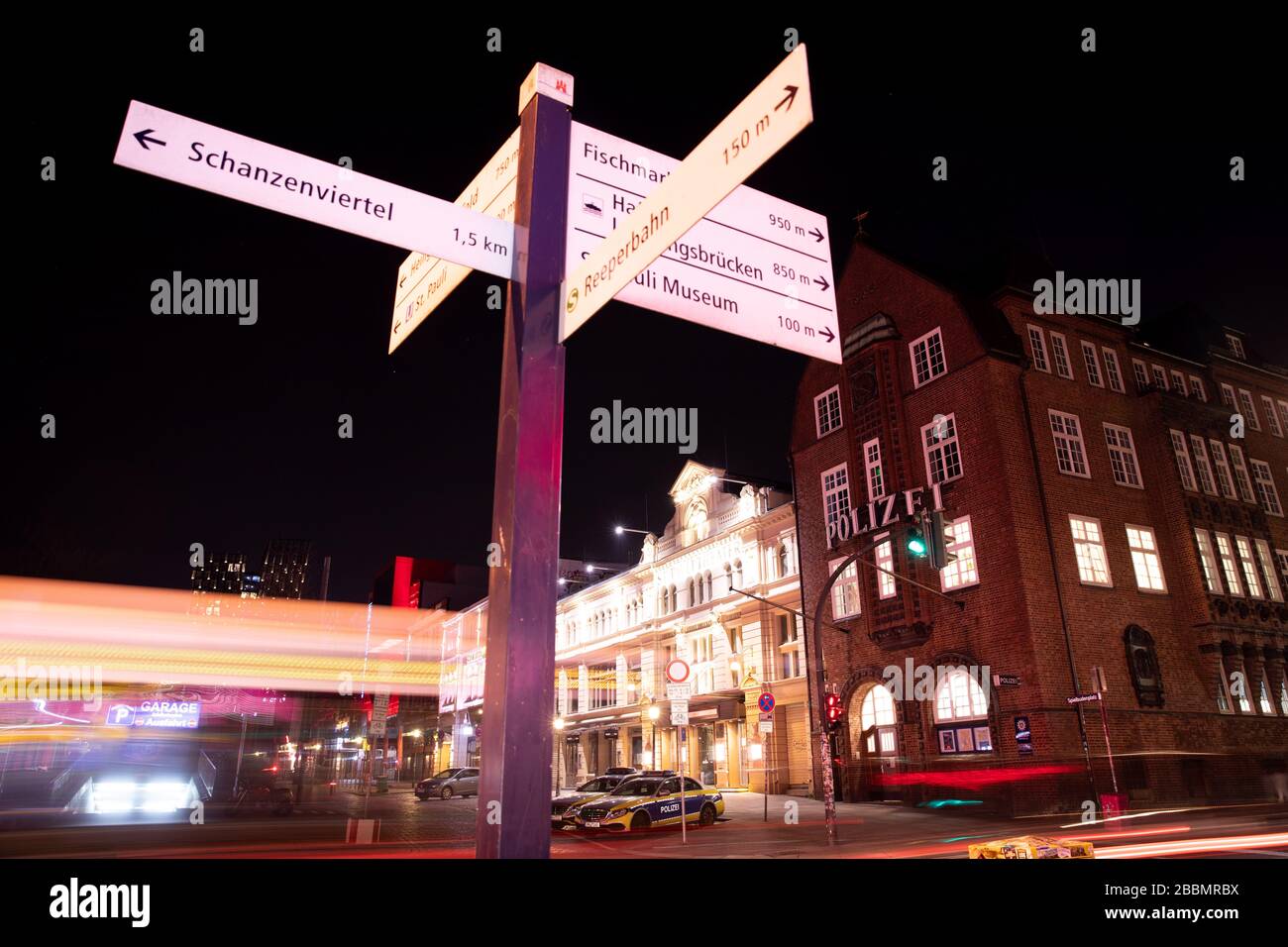 Hambourg, Allemagne. 27 mars 2020. Un panneau est situé près de la Reeperbahn presque désertée, en face de la Davidwache. Crédit: Christian Charisius/dpa/Alay Live News Banque D'Images