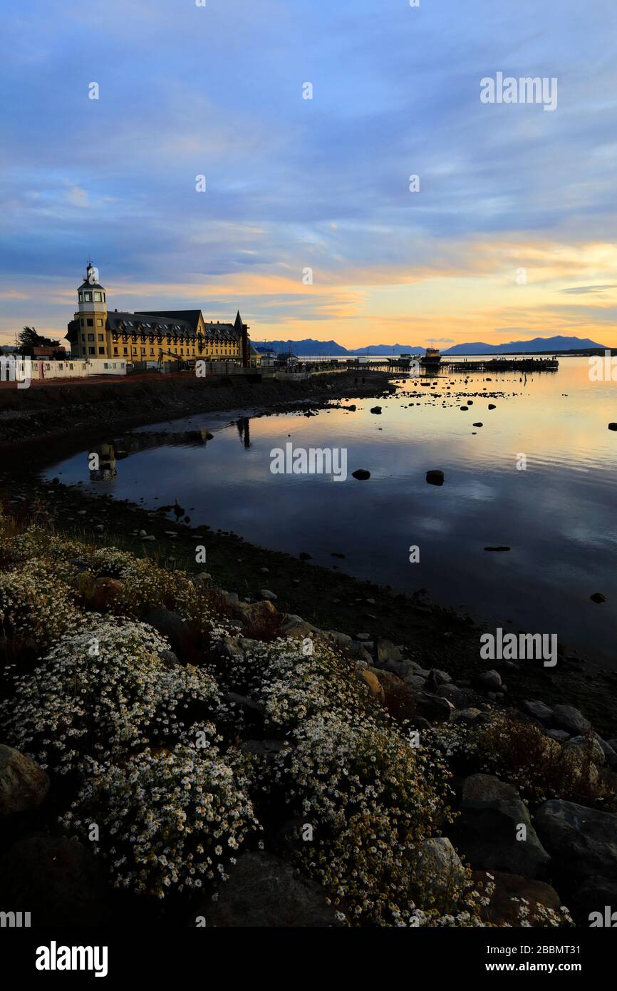 Coucher de soleil sur la promenade du front de mer, la ville de Puerto Natales, la Patagonie, le Chili, l'Amérique du Sud Banque D'Images