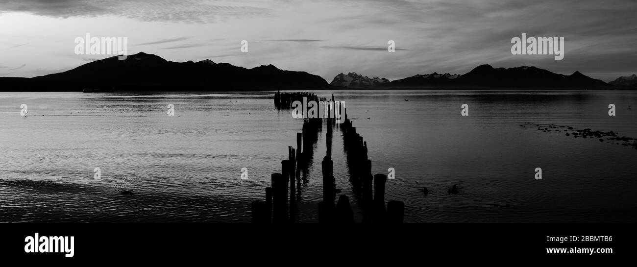 Coucher de soleil sur le golfe de l'amiral Montt, Puerto Natales ville, Patagonia, Chili, Amérique du Sud Banque D'Images
