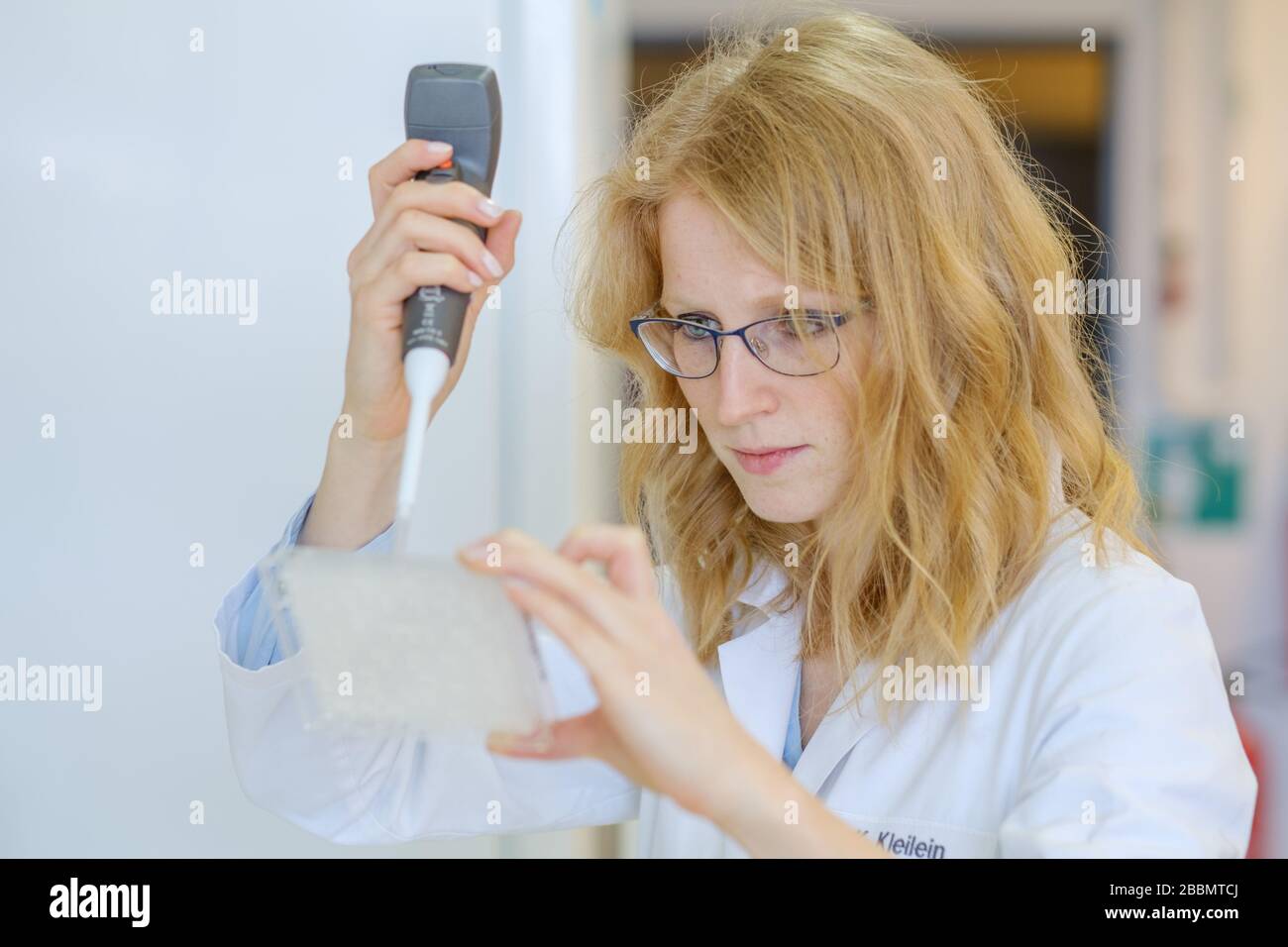 Brunswick, Allemagne. 01 avril 2020. Le scientifique Katharina Kleilein a des anticorps sur une plaque Elisa dans le laboratoire de la société de sciences de la vie Yumab. La société de démarrage effectue des recherches sur le développement d'anticorps humains et tente de développer des médicaments contre Covid-19. Crédit: OLE Spata/dpa/Alay Live News Banque D'Images