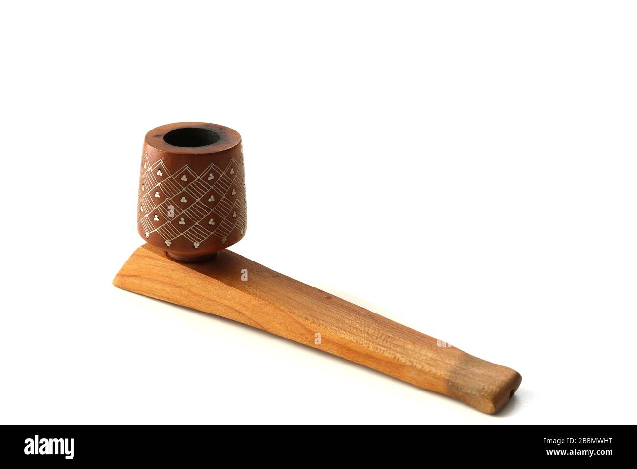 Tuyau de tabac en bois fait à la main sur fond blanc. Rustique, antic, vintage, rare Banque D'Images