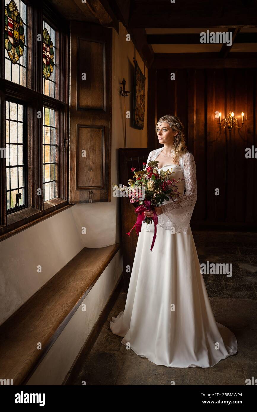 Mariée à thème médiéval dans un ancien manoir du Northamptonshire Angleterre Banque D'Images