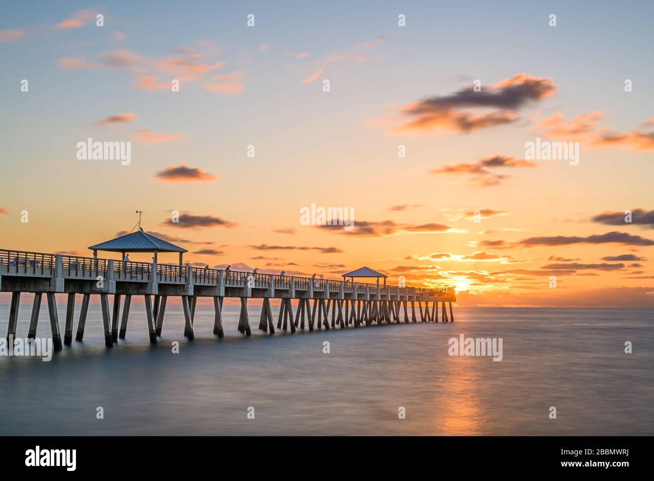 Juno, Floride, États-Unis au Juno Beach Pier au lever du soleil. Banque D'Images