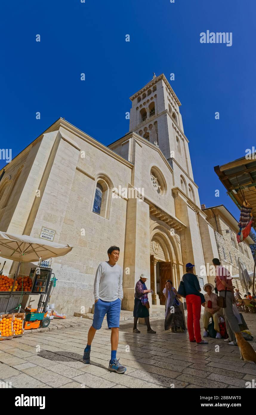 Les gens autour de l'Église luthérienne du Rédempteur dans la vieille ville de Jérusalem Banque D'Images
