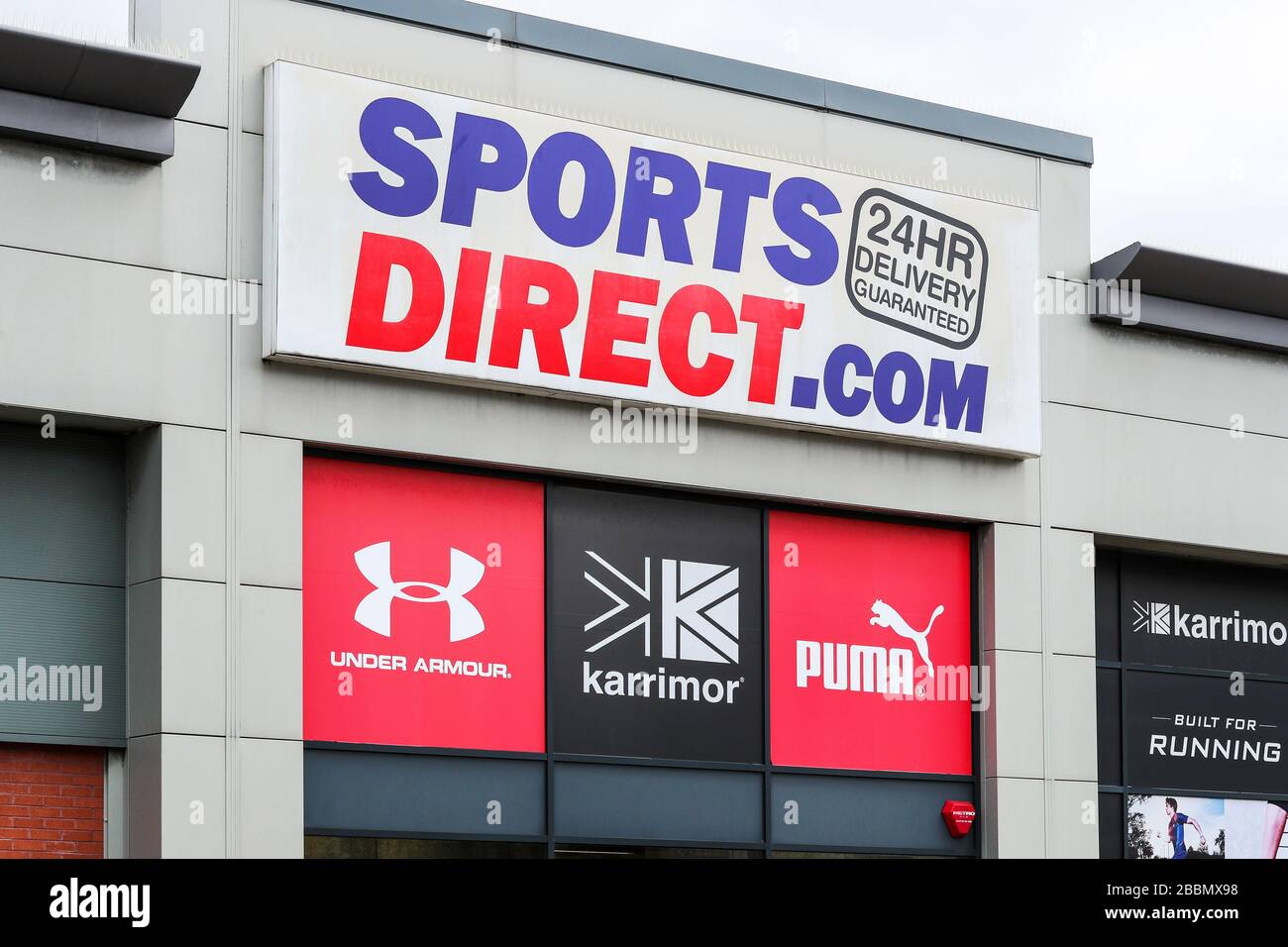 Logo de la boutique Sports Direct avec publicité pour les équipements et vêtements de sport, Ayr, Écosse, Royaume-Uni Banque D'Images