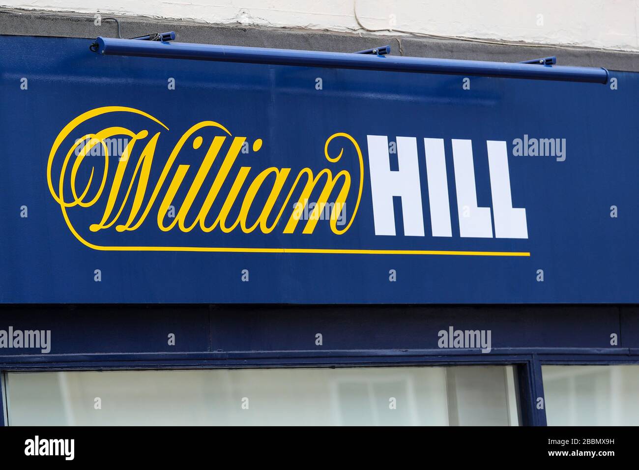 Panneau d'affichage logo à l'extérieur d'une librairie William Hill, High Street, Ayr, Royaume-Uni Banque D'Images
