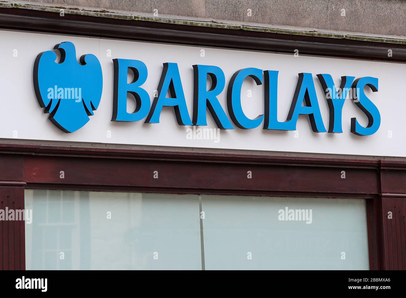 Logo Barclays Bank au-dessus des locaux d'une banque, High Street, Ayr, Écosse, Royaume-Uni Banque D'Images