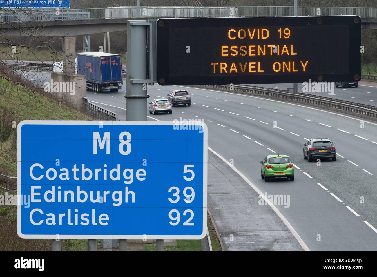 COVID-19 Essential Travel ne se connecte qu'à l'autoroute M 8, Glasgow, Écosse, Royaume-Uni pendant la pandémie de Coronavirus Banque D'Images