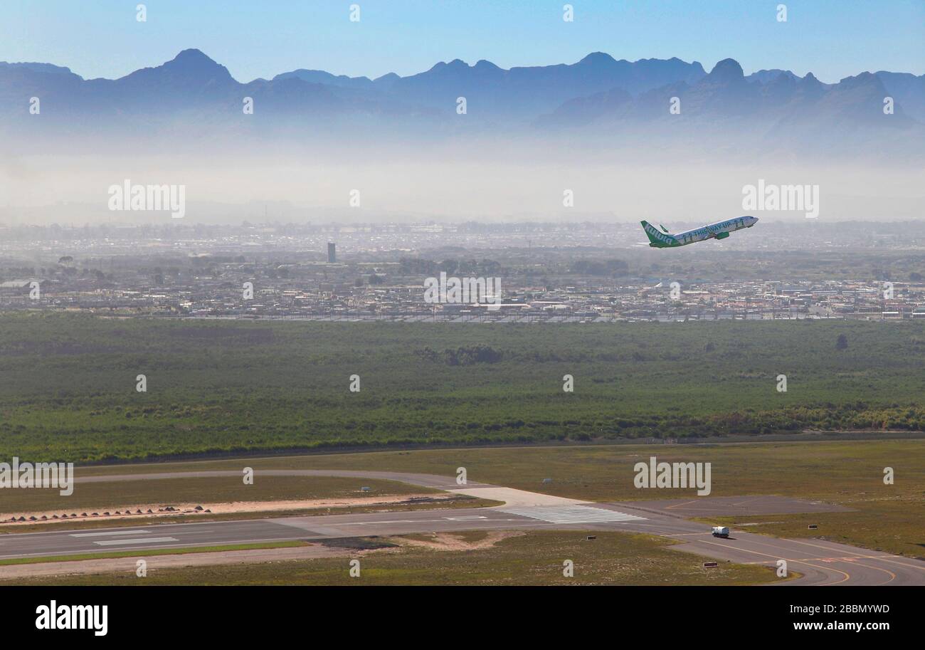 Image air à air de Kulula au départ de l'aéroport international du Cap avec des cantons en arrière-plan Banque D'Images