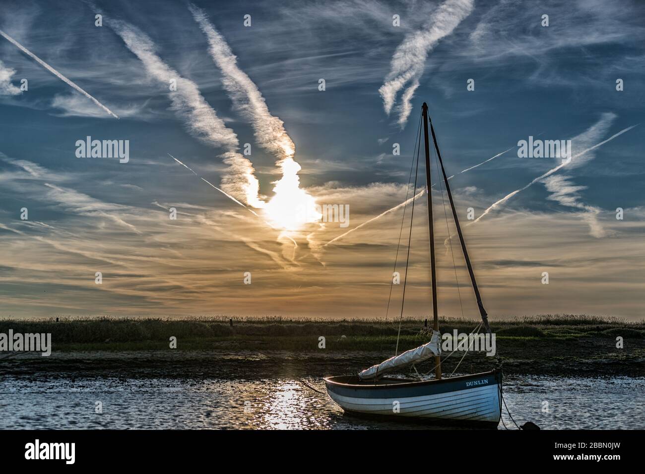Coucher de soleil à Brancaster Straith avec bateaux à voile. Norfolk, Angleterre Banque D'Images