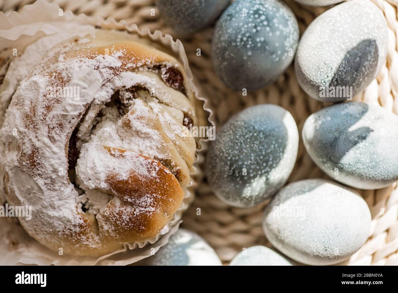 Gâteau de Pâques et œufs pastel de couleur sur le fond de serviette en rotin. De superbes œufs bleu clair. Fond de Pâques. Joyeuses Pâques concept. Œufs de grive. Banque D'Images