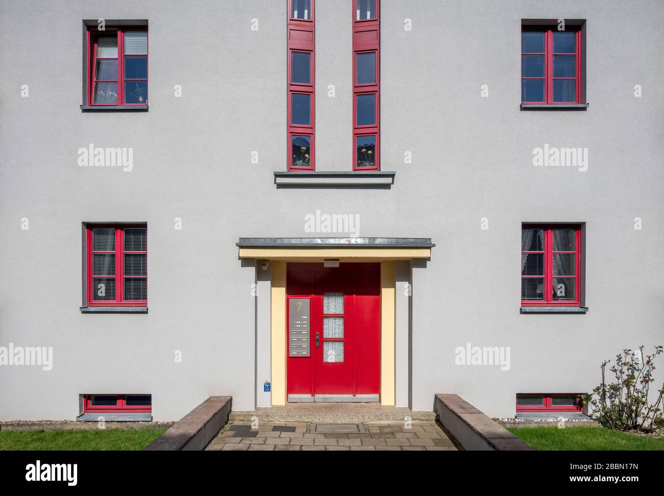 Celle, Wohnsiedlung Italienischer Garten von Otto Haesler, 1925 fertiggestellt, Sechsfamilienhaus, Straßenseite mit Eingang Banque D'Images