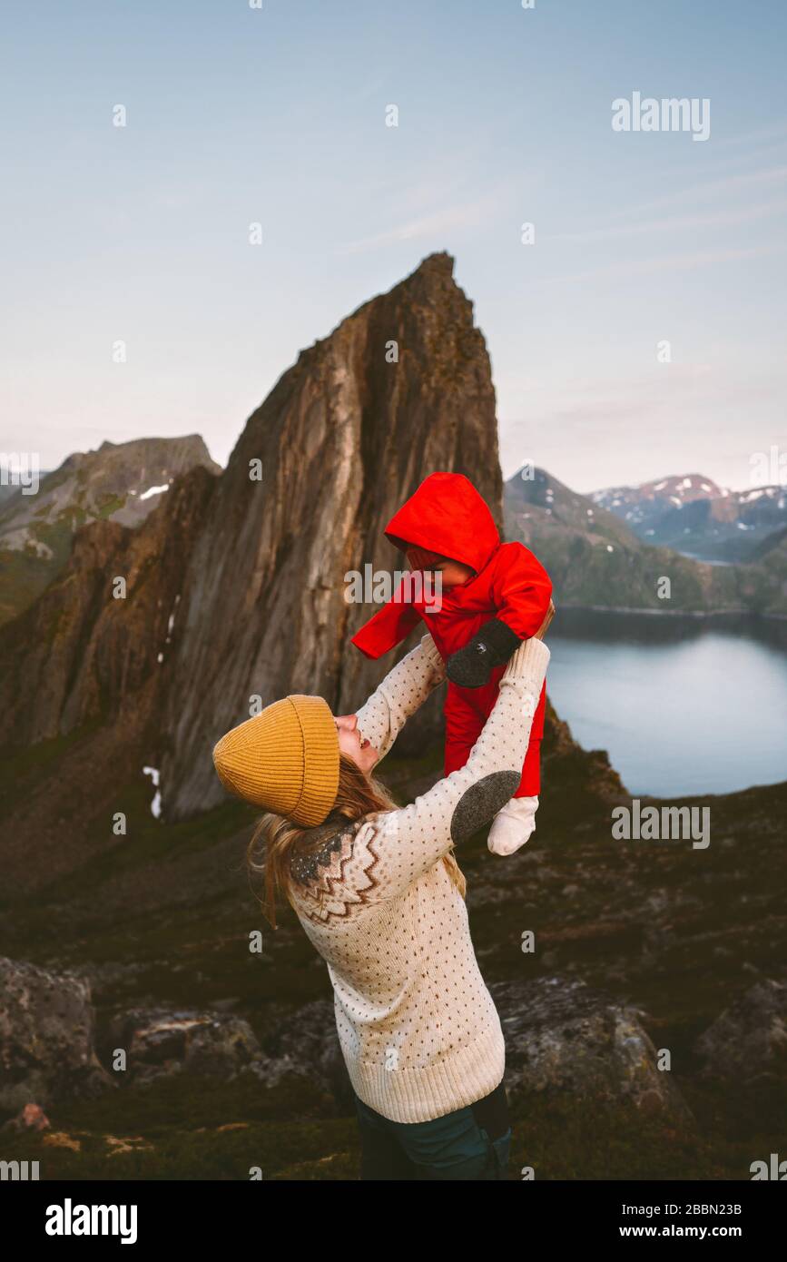 Mère tenant bébé voyage famille vacances aventure dans les montagnes femme avec enfant voyage en plein air en Norvège loisirs mode de vie sain Banque D'Images