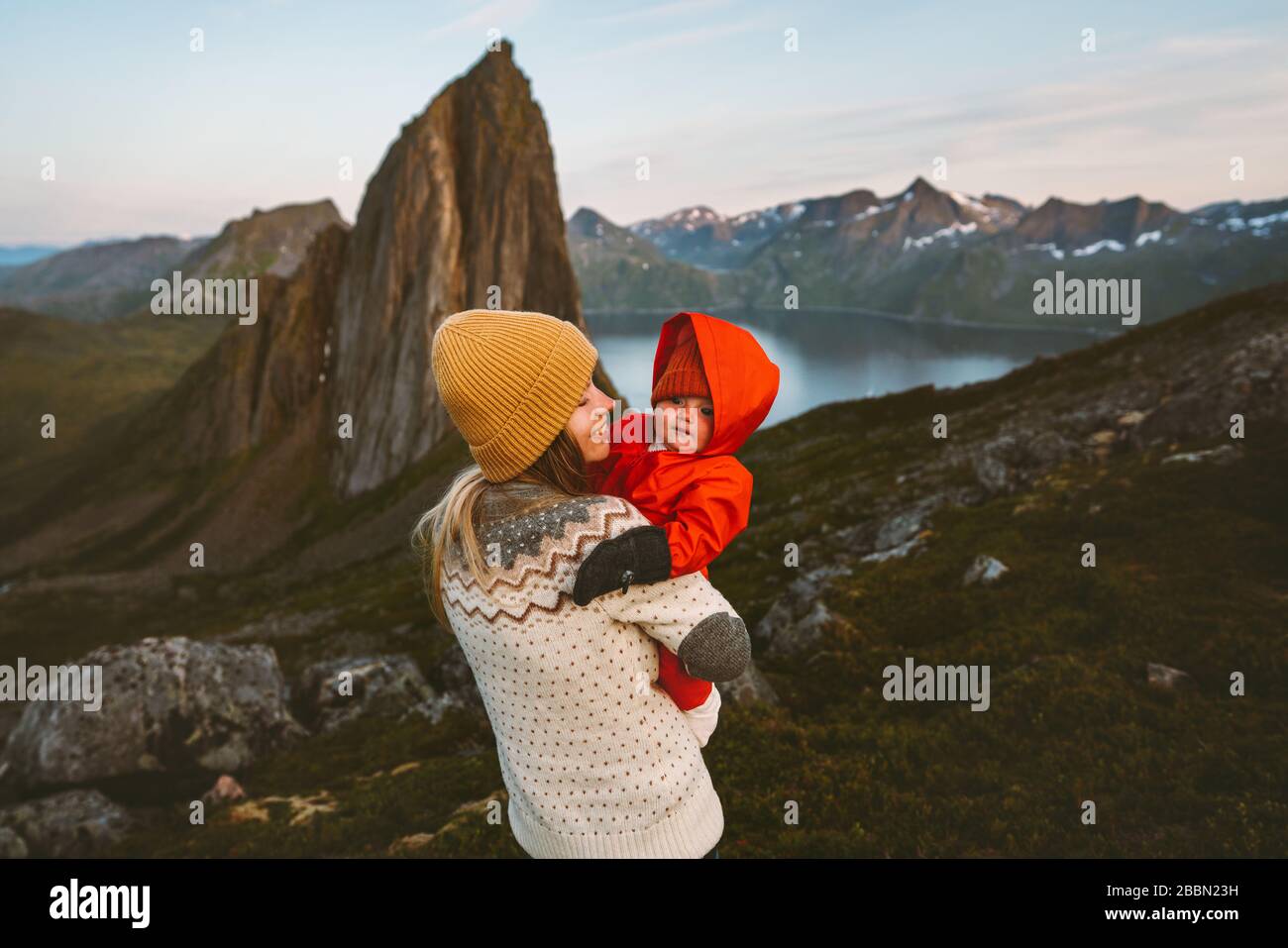Mère randonnée avec bébé vacances en famille voyage aventure en plein air dans les montagnes femme avec enfant voyage ensemble en Norvège loisirs mode de vie sain Banque D'Images