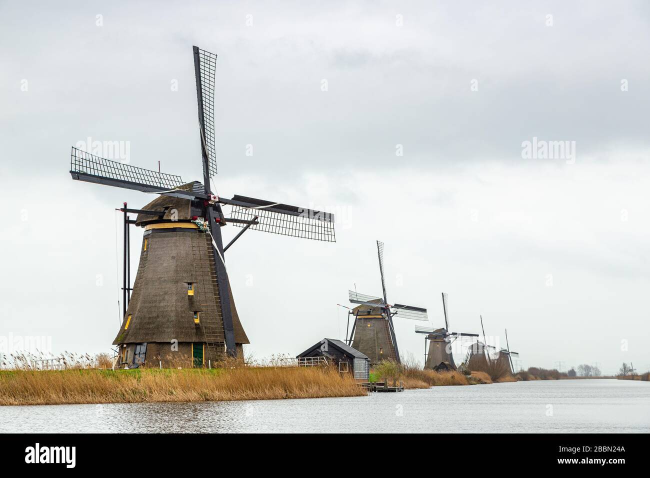 Moulins à vent (pompes à vent) à Kinderdijk; un village de la province néerlandaise de la Hollande-Méridionale, connu pour ses moulins à vent du XVIIIe siècle. Banque D'Images