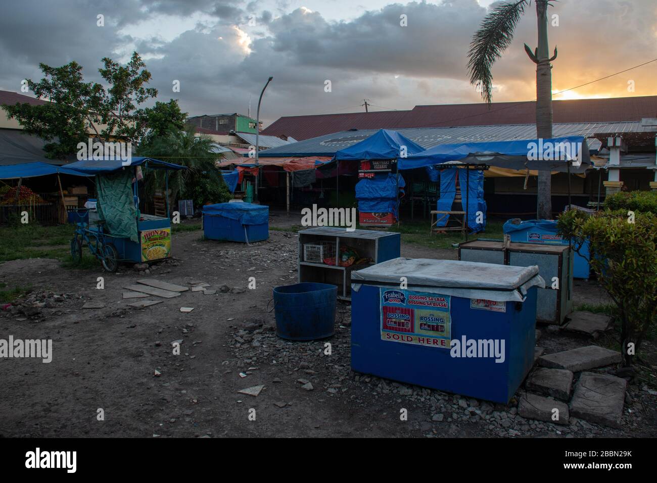 Magasins fermés aux Philippines en raison de l'effet de blocage du virus Corona sur un marché public Banque D'Images