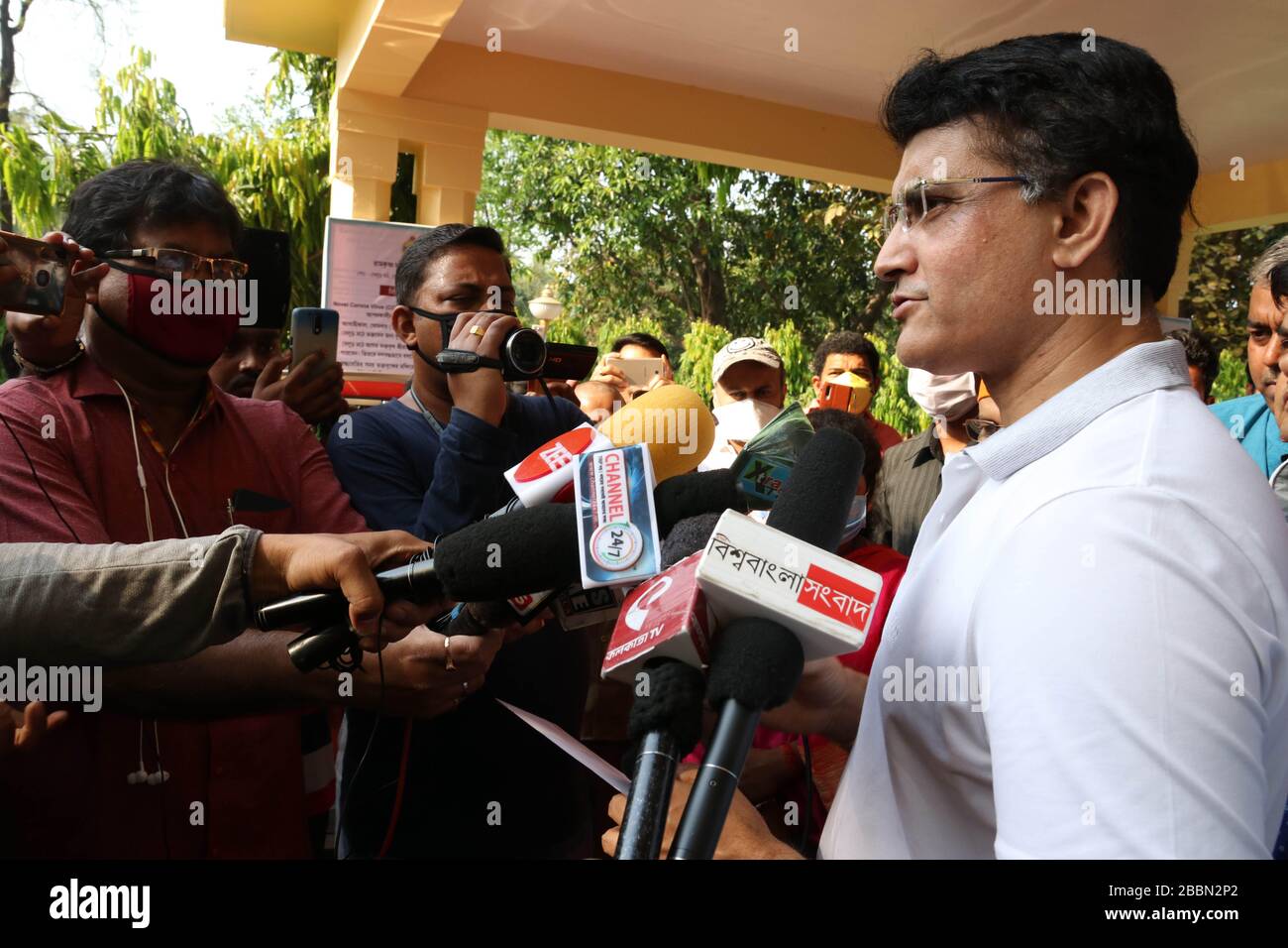 Kolkata, Inde. 01 avril 2020. Le président de la BCCI et l'ex-skipper indien Sourav Ganguly à Belur Math ont donné 2000 kg de riz pour les défavorisés de Kolkata. Gangouly, qui s'était engagé à fournir du riz gratuit d'une valeur de RS 50 lakh la semaine dernière, a visité le Belur Math au milieu d'un verrouillage national pour tenir sa promesse à Howrah. (Photo de Dipa Chakraborty/Pacific Press) crédit: Pacific Press Agency/Alay Live News Banque D'Images