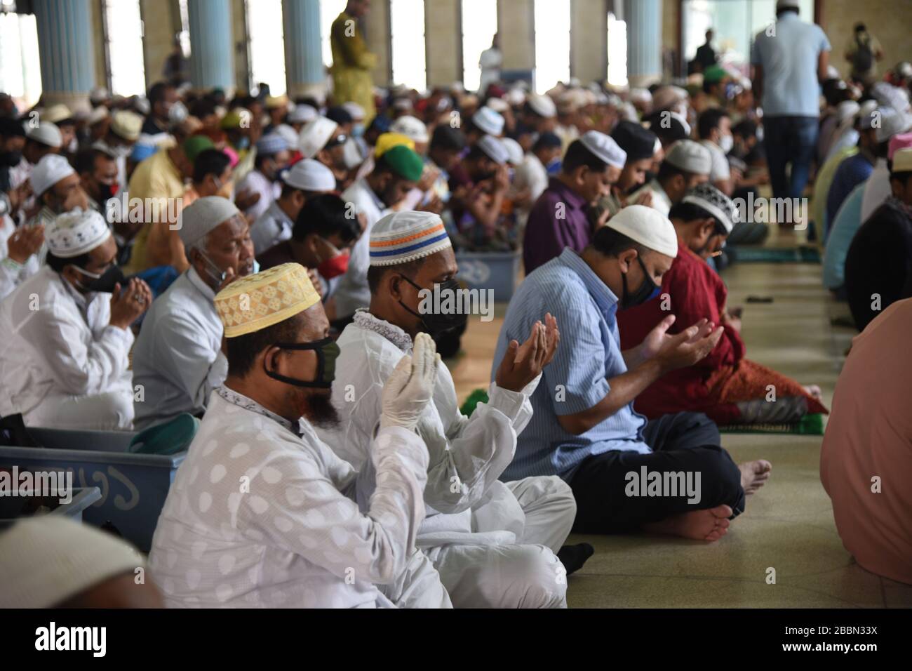 Les gens exécutent 'Jummah prière' par précaution contre COVID-19. Jusqu'à présent, 44 personnes ont été infectées par Covid-19 au Bangladesh, dont 5 sont décédées Banque D'Images