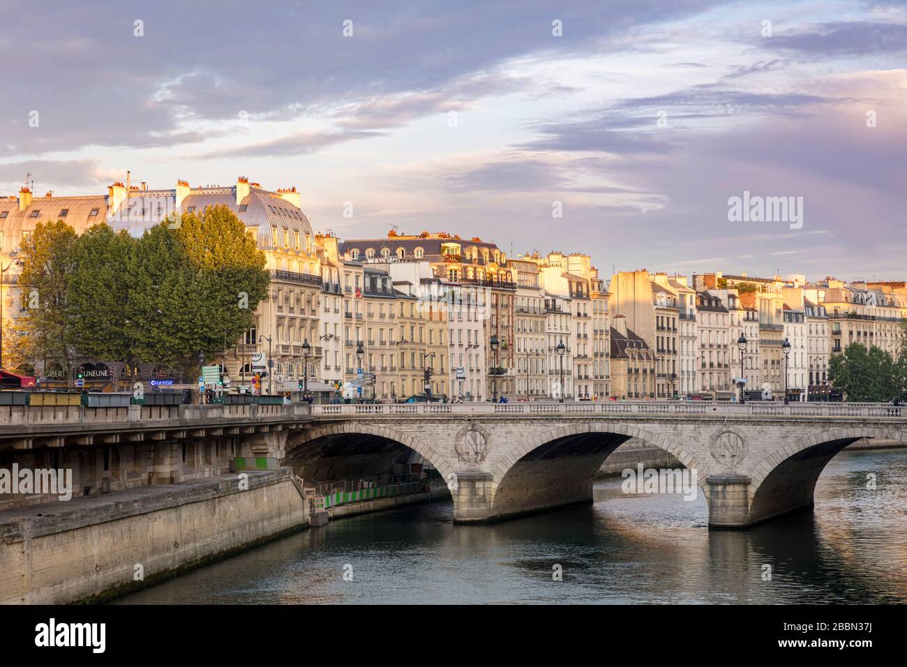 Lumière du soleil en début de matinée sur la Seine et les bâtiments de Paris, France Banque D'Images
