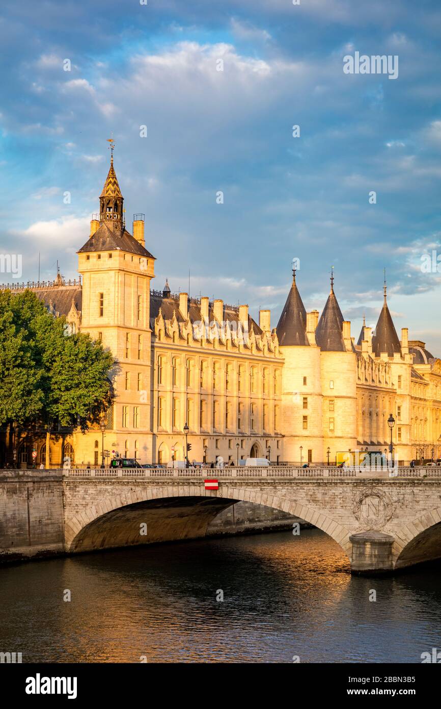 Soleil matinal sur le célèbre Conciergoire et Pont au change sur la Seine, Paris, France Banque D'Images