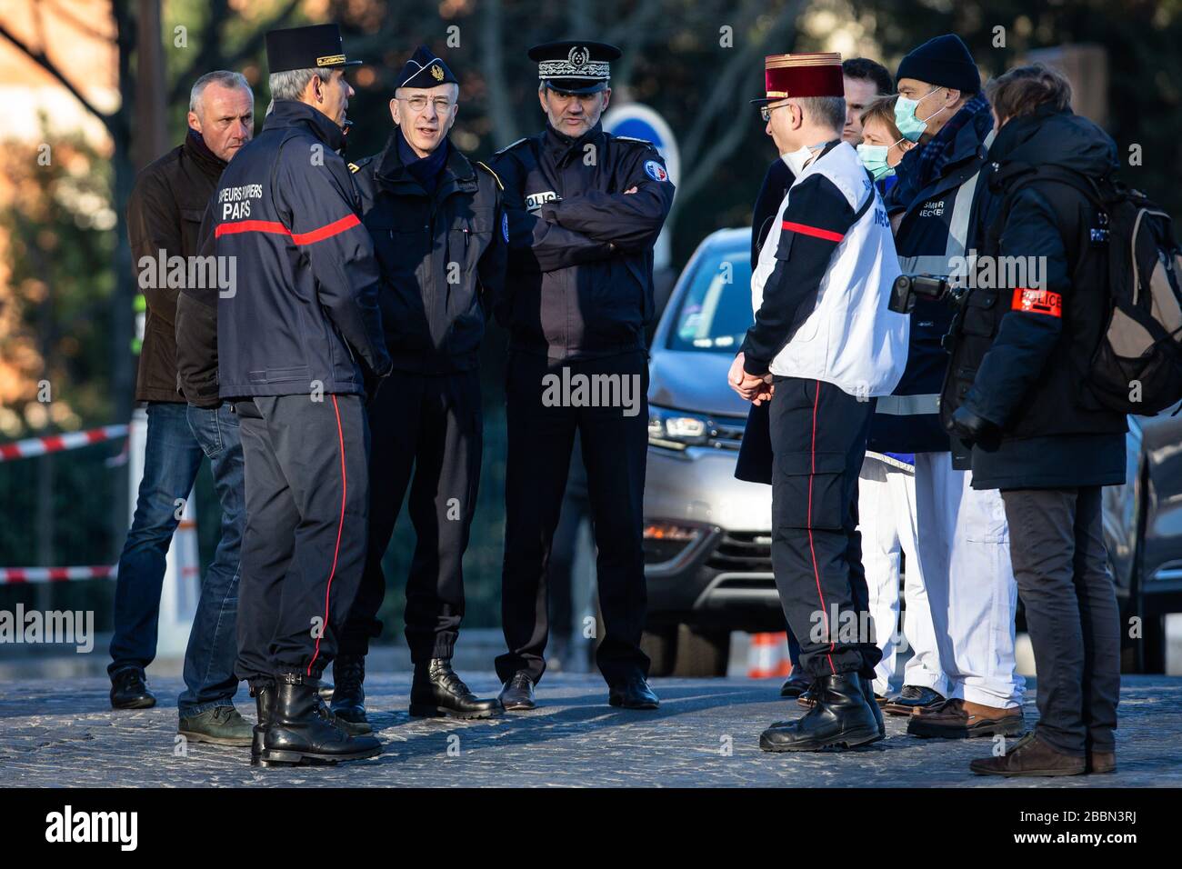 Paris, France. 1 avril 2020. Le préfet de police de Paris Didier Lallement (3ème L) est vu près de la gare d'Austerlitz comme un TGV médicalisé évacuant les patients coronavirus de la région Ile-de-France vers la région Bretagne, à Paris, en France, le 1er avril 2020. Un TGV médicalisé à grande vitesse a évacué mercredi les patients coronavirus de la région Ile-de-France vers la région Bretagne pour libérer mercredi des lits de soins intensifs. Crédit: Aurelien Morissard/Xinhua/Alay Live News Banque D'Images