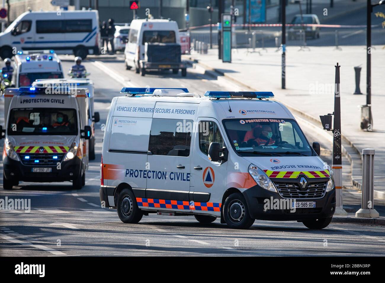 Paris, France. 1 avril 2020. Les ambulances se rendre à la gare d'Austerlitz à Paris, en France, le 1er avril 2020. Un TGV médicalisé à grande vitesse a évacué mercredi les patients coronavirus de la région Ile-de-France vers la région Bretagne pour libérer mercredi des lits de soins intensifs. Crédit: Aurelien Morissard/Xinhua/Alay Live News Banque D'Images