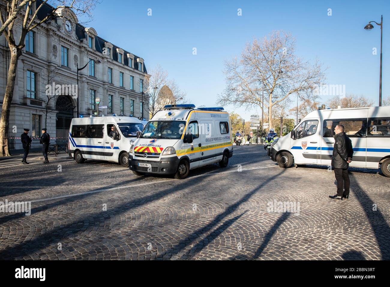 Paris, France. 1 avril 2020. Les ambulances arrivent à la gare d'Austerlitz à Paris, en France, le 1er avril 2020. Un TGV médicalisé à grande vitesse a évacué mercredi les patients coronavirus de la région Ile-de-France vers la région Bretagne pour libérer mercredi des lits de soins intensifs. Crédit: Aurelien Morissard/Xinhua/Alay Live News Banque D'Images