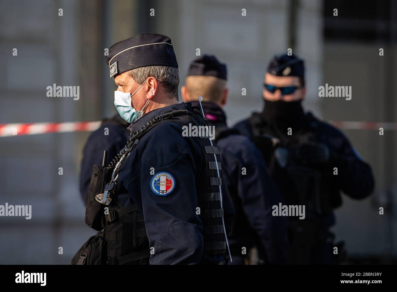 Paris, France. 1 avril 2020. Un policier masqué se tient à la garde près de la gare d'Austerlitz à Paris, en France, le 1er avril 2020. Un TGV médicalisé à grande vitesse a évacué mercredi les patients coronavirus de la région Ile-de-France vers la région Bretagne pour libérer mercredi des lits de soins intensifs. Crédit: Aurelien Morissard/Xinhua/Alay Live News Banque D'Images