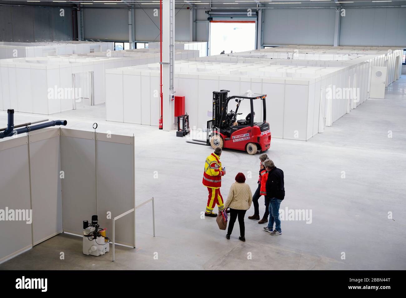 01 avril 2020, Rhénanie-Palatinat, Wörth: Plusieurs ailes avec des faucilles sont établies dans la station d'aide de Corona. L'hôpital d'urgence est en cours de configuration dans un entrepôt. Photo: Uwe Anspach/dpa Banque D'Images