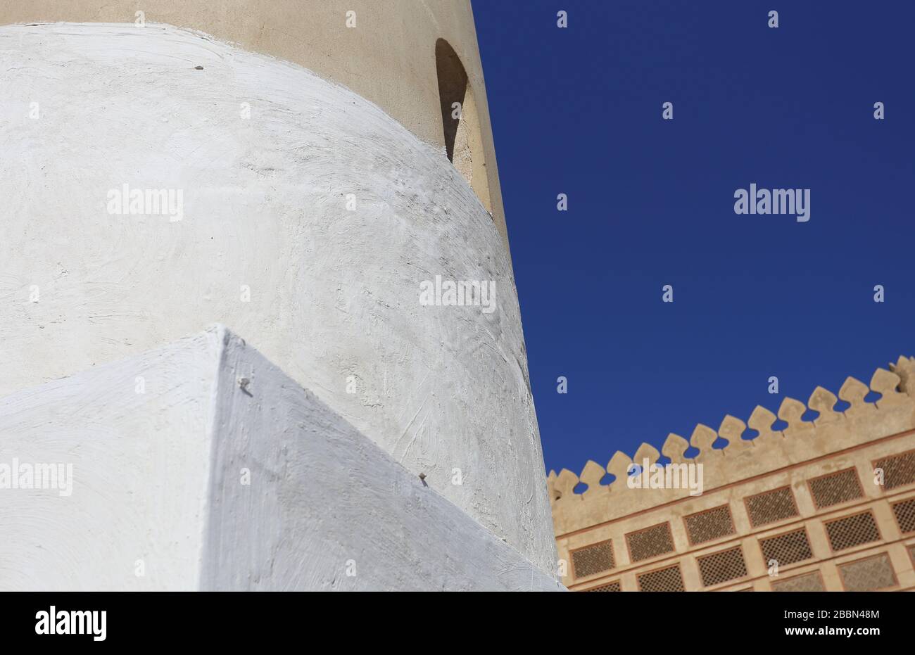 Minaret de la Mosquée Siyadi avec la Maison Siyadi derrière, Bahreïn Pearl Trail, Muharraq, Royaume de Bahreïn Banque D'Images