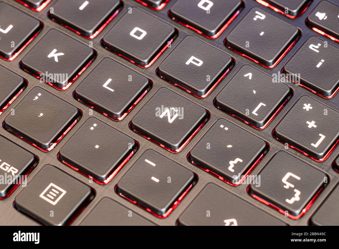 Ordinateur portable à clavier espagnol concentré dans la lettre  caractéristique Ñ de l'alphabet espagnol et avec des touches lumineuses  Photo Stock - Alamy