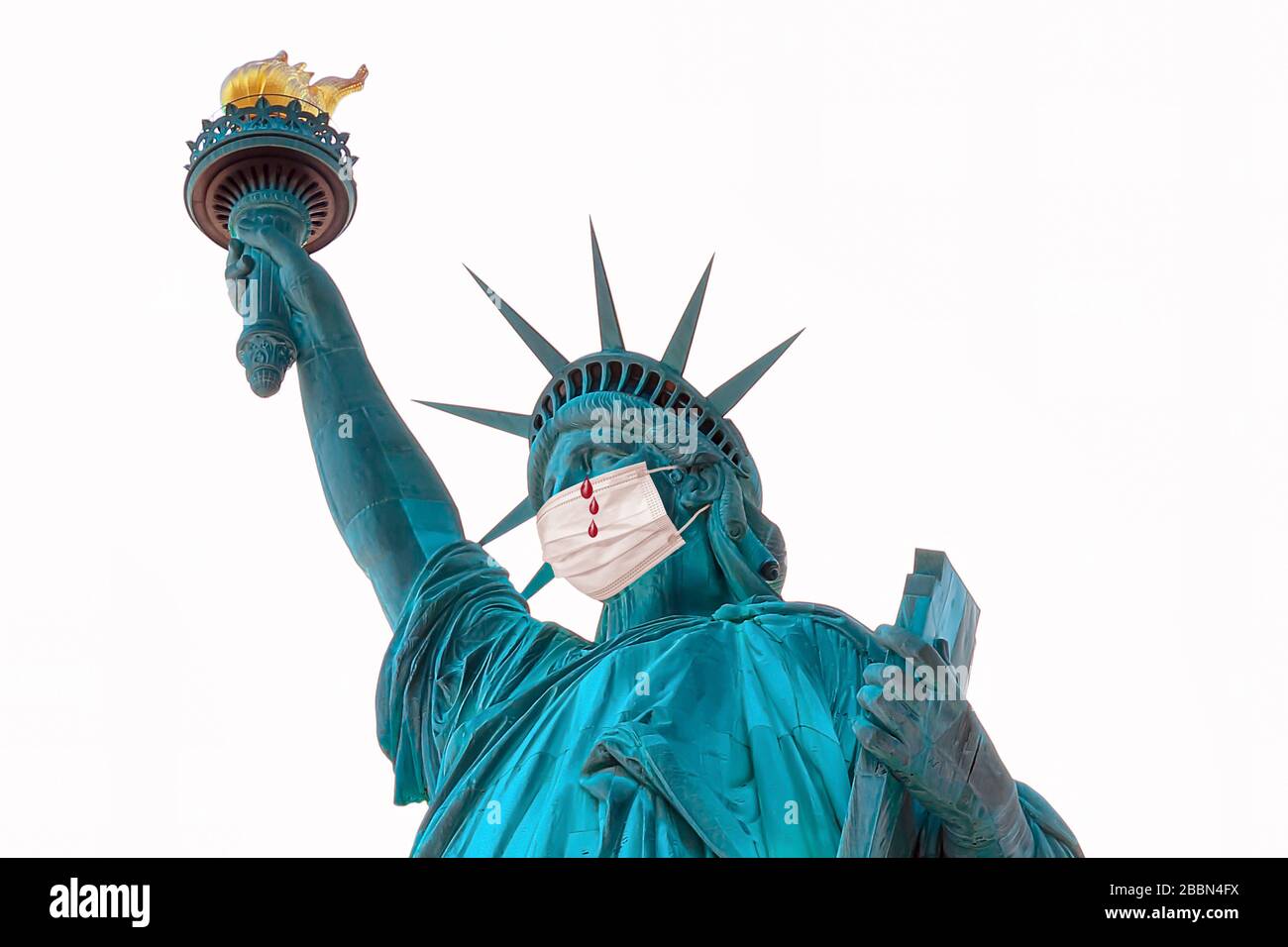 Statue de la liberté avec un masque médical de protection isolé sur blanc. COVID-19 quarantaine des coronavirus Banque D'Images