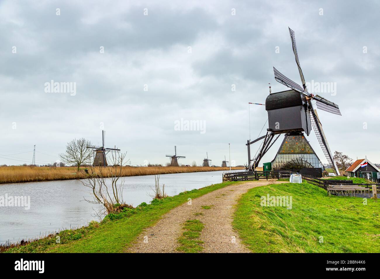 Moulins à vent (pompes à vent) à Kinderdijk; un village de la province néerlandaise de la Hollande-Méridionale, connu pour ses moulins à vent du XVIIIe siècle. Banque D'Images