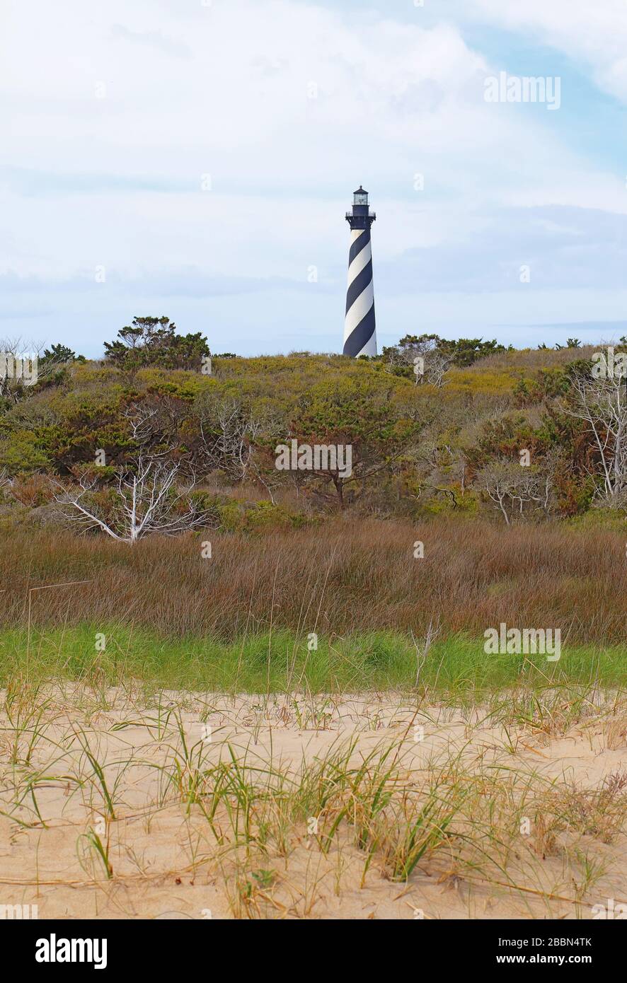 La tour du phare de Cape Hatteras près de la ville de Buxton sur les rives extérieures de Caroline du Nord depuis la verticale de la plage Banque D'Images